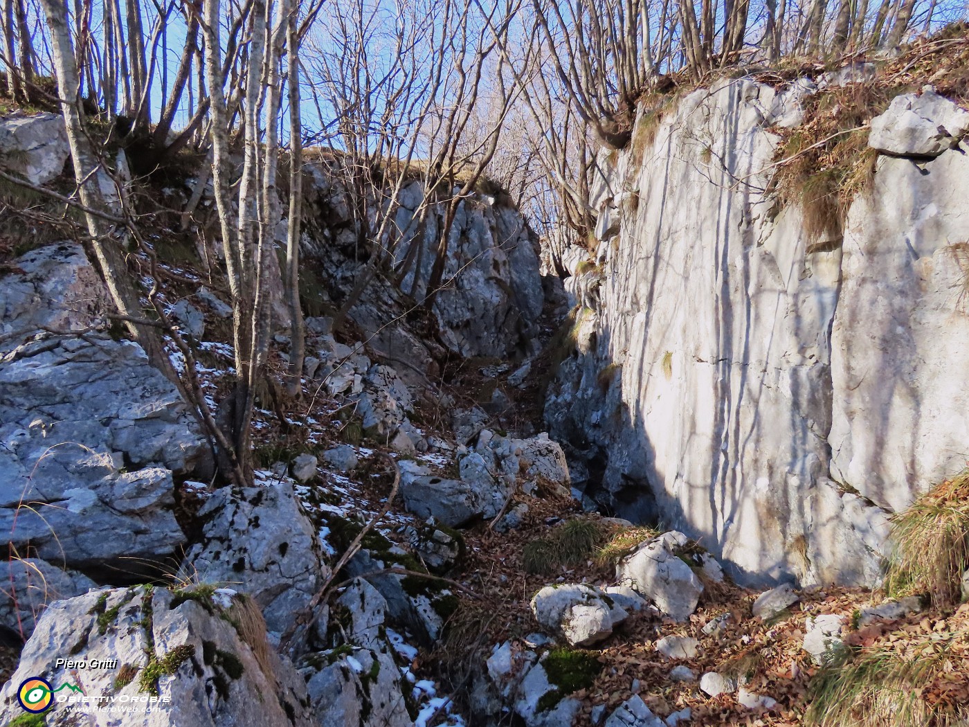 24 Profonda spaccatura nella montagna.JPG